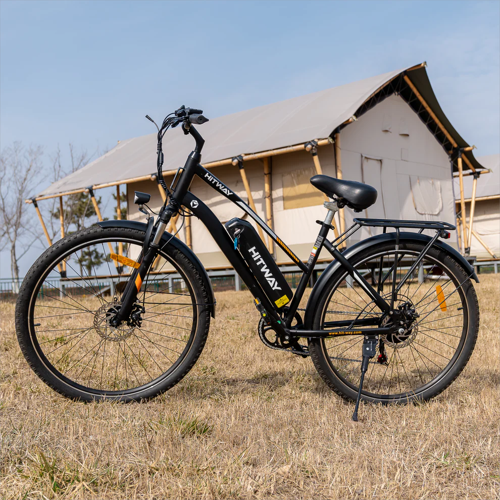 Elektrische fiets HITWAY BK27S zwart, zijaanzicht links, op grasveld met safaritent op de achtergrond