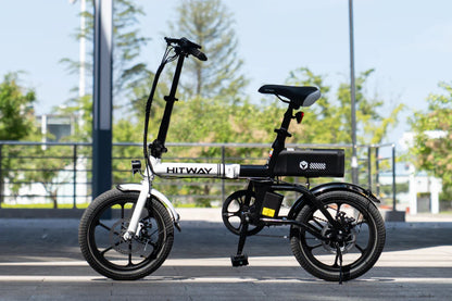 Elektrische vouwfiets HITWAY BK35S, zwart wit, zijaanzicht links, bomen op achtergrond