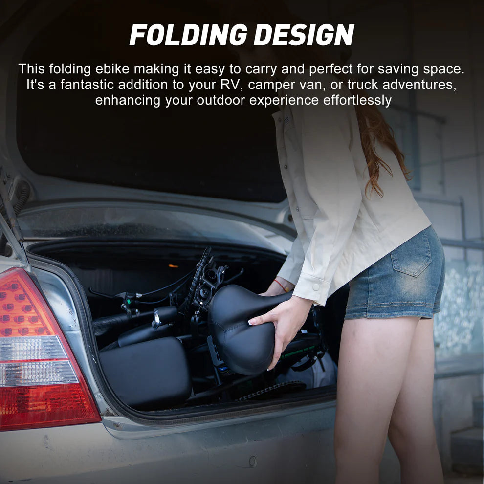 Elektrische vouwfiets HITWAY BK5S, vrouw stopt elektrische vouwfiets opgevouwen in kofferbak auto