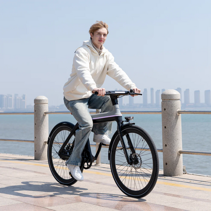 Elektrische fiets ENGWE E-BIKE X in zwart met grijs, met man fietsend, zijaanzicht schuin rechts