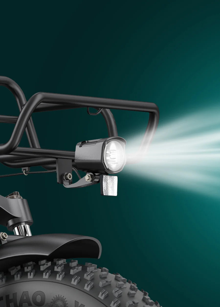 Achterkant fiets met brandend voorlicht en zwarte bagagedrager en spatbord