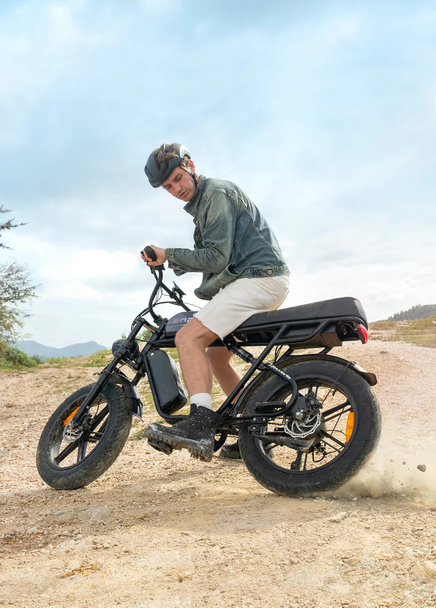 Elektrische fiets ENGWE M20, zwart, man op fiets op zandweg