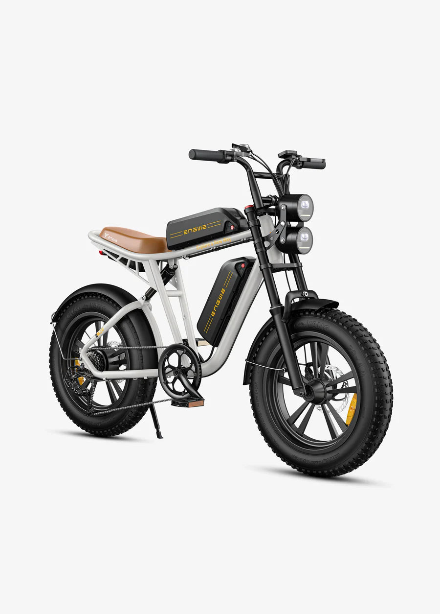 Elektrische fiets ENGWE M20, wit, zijaanzicht schuin rechtsvoor, enkele accu